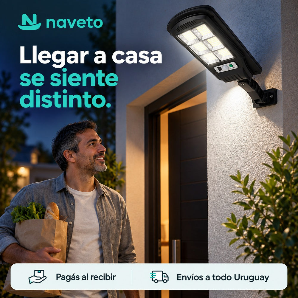 Llegando a casa de noche con la entrada iluminada por el foco solar