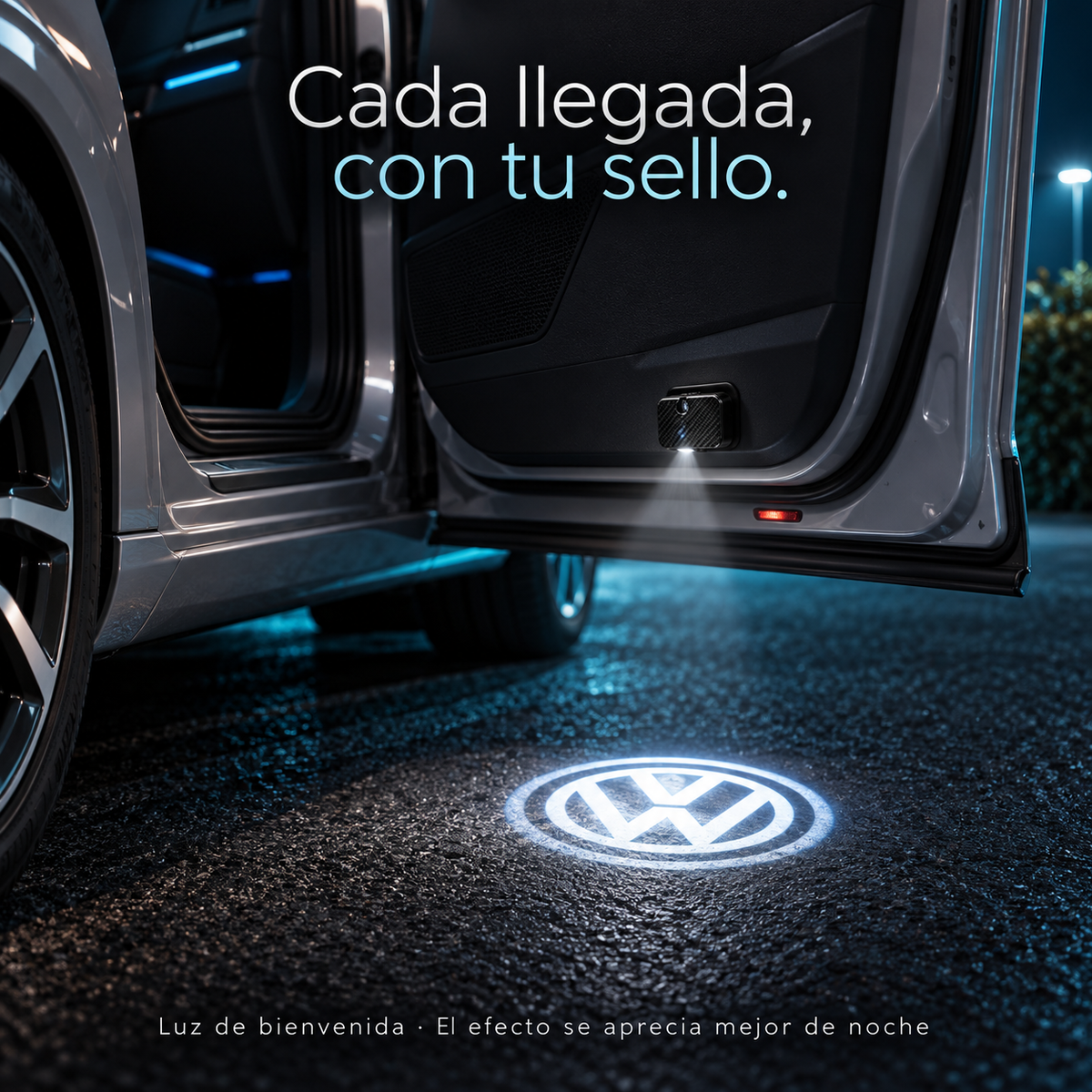 Proyección ilustrativa junto al auto de noche